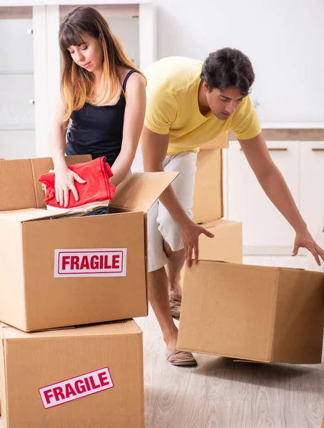 Jovem casal se mudando para novo apartamento com coisas frágeis — Fotografia de Stock