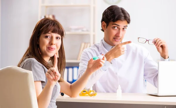 Young woman visiting male doctor ophthalmologist in hospital — Stock Photo, Image