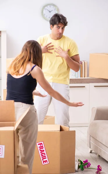 Young couple moving to new flat with fragile things — Stock Photo, Image