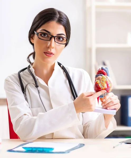 Donna medico mostrando modello di cuore agli studenti — Foto Stock