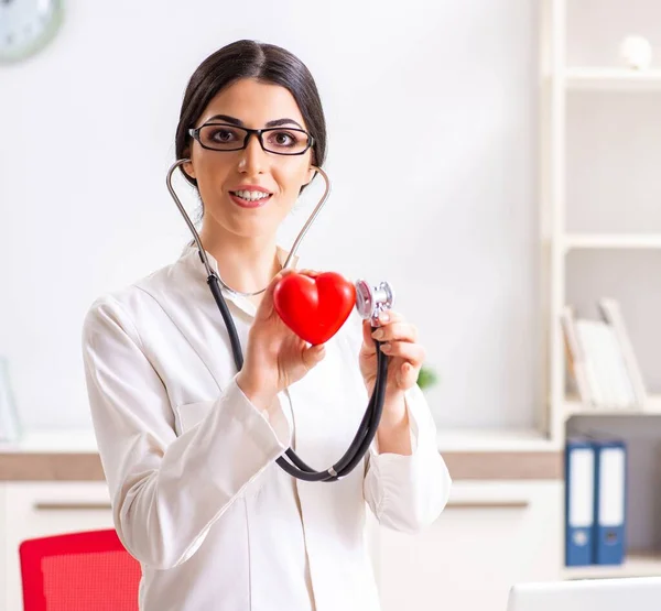 Joven doctor en concepto de cuidado del corazón —  Fotos de Stock