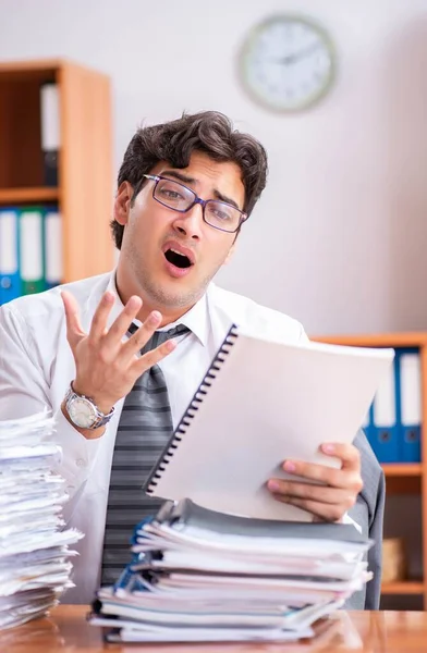 Giovane uomo d'affari bello infelice con il lavoro eccessivo — Foto Stock