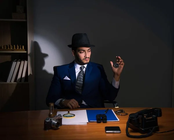 Detective zit in donkere kamer in vintage concept — Stockfoto