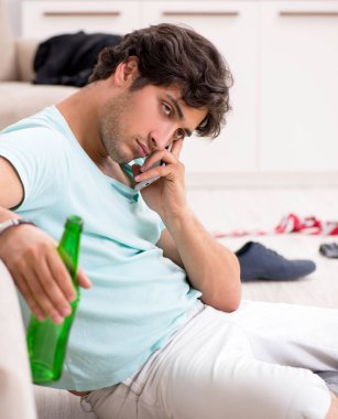 Genç sarhoş yakışıklı adam partiden sonra evde