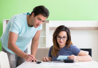 Genç aile kişisel finansla boğuşuyor