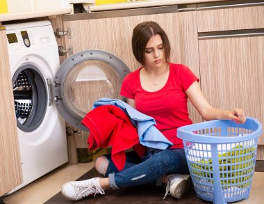 Evde çamaşır yıkayan bir kadın.