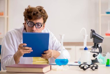 Deneyler ve testler yapan çılgın bir kimyager.