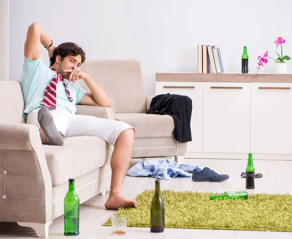 Jeune homme beau ivre après la fête à la maison — Photo