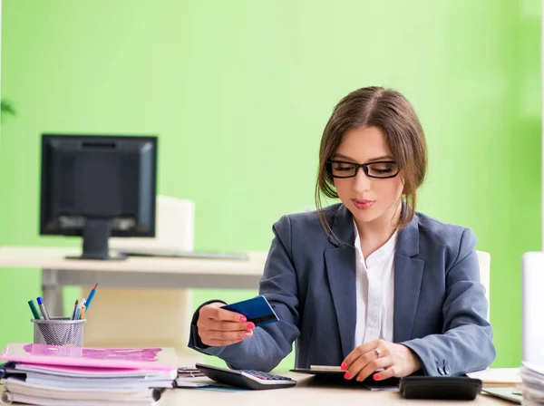 Vrouwelijke financieel manager werkzaam in het kantoor — Stockfoto