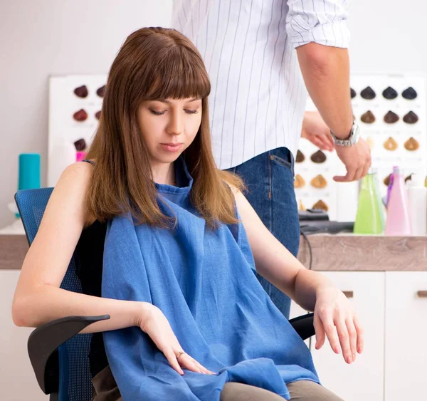 Junge Frau besucht junge hübsche Friseurin — Stockfoto