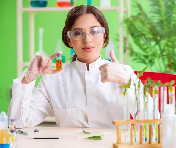 Bela mulher biotecnologia cientista químico trabalhando em laboratório — Fotografia de Stock