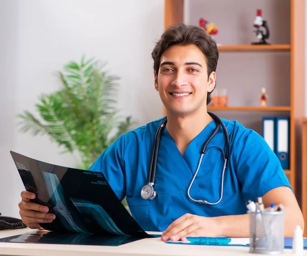 Jeune beau médecin radiologue travaillant à la clinique — Photo