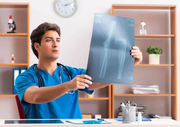 Jonge knappe arts radioloog werkt in de kliniek — Stockfoto