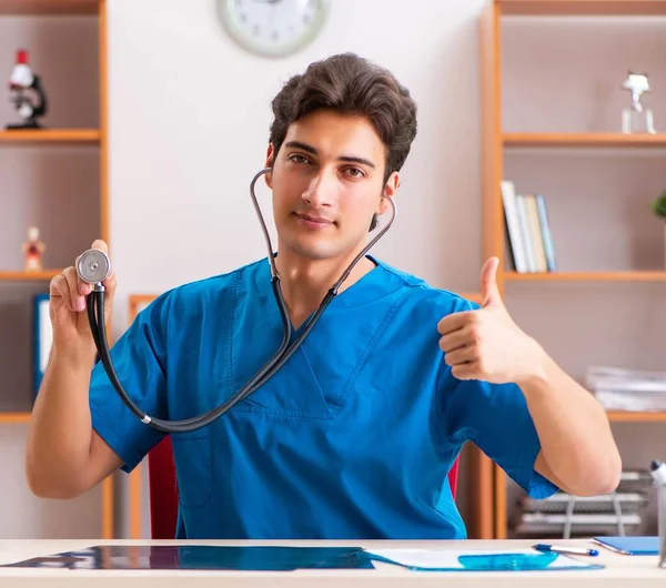 Klinikte çalışan genç, yakışıklı bir radyolog. — Stok fotoğraf