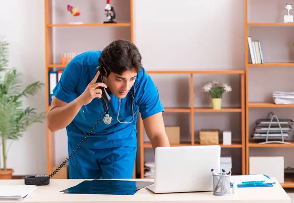 Klinikte çalışan genç, yakışıklı bir radyolog. — Stok fotoğraf