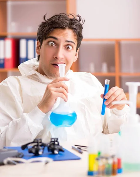 Bioquímico joven trabajando en el laboratorio — Foto de Stock