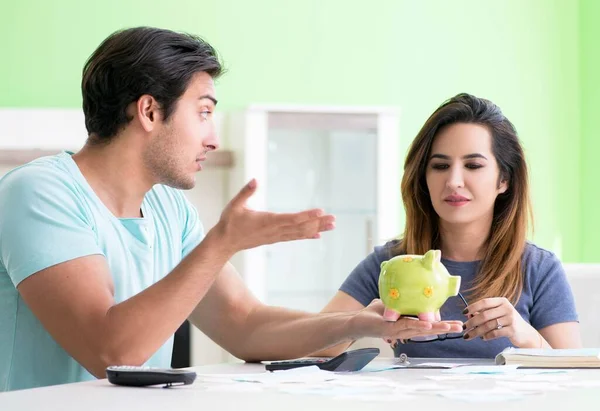 Jonge familie worstelt met persoonlijke financiën — Stockfoto