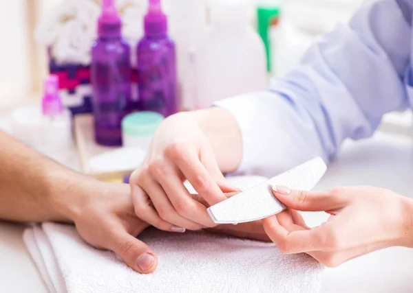 Mãos durante a sessão de cuidados de manicure — Fotografia de Stock