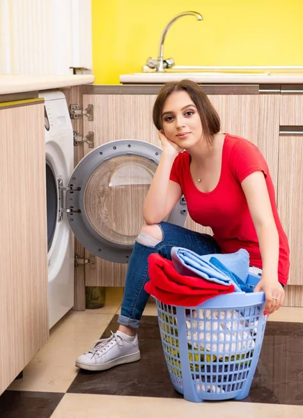 Žena doma pere prádlo — Stock fotografie