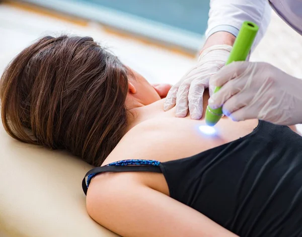 Paciente en clínica sometida a extirpación de cicatrices láser — Foto de Stock