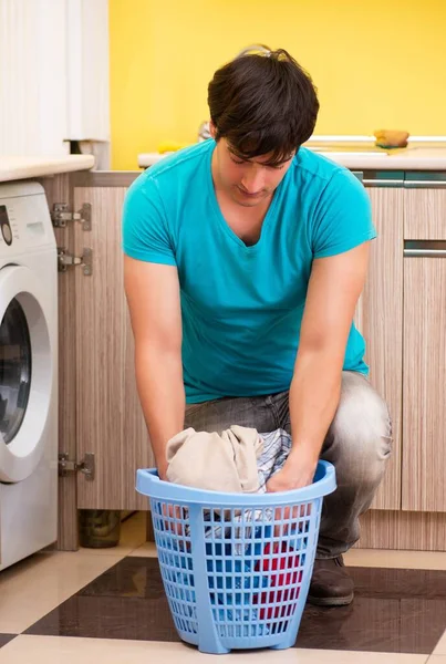 Jeune mari homme faisant la lessive à la maison — Photo