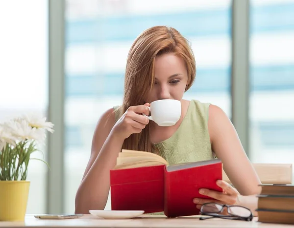 お茶を飲む試験の準備をする若い学生 — ストック写真