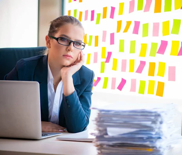 Mooie vrouwelijke werknemer met veel tegenstrijdige prioriteiten — Stockfoto