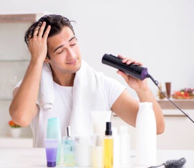 Tuvaletteki genç yakışıklı adam hijyen konseptinde.