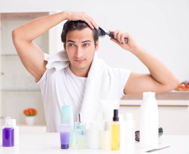 Tuvaletteki genç yakışıklı adam hijyen konseptinde.