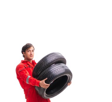 Beyaz lastikli genç bir garaj işçisi.