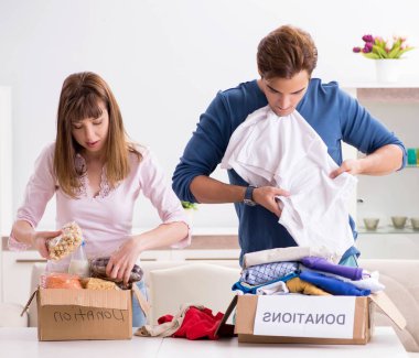 Bağışlanmış kıyafetlerle yardım kavramı