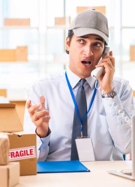 Kutu taşıma servisinde çalışan erkek çalışan.