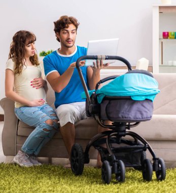 Yeni bir bebek bekleyen genç ebeveynler.