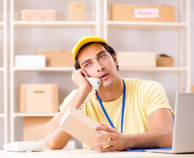 Kutu taşıma servisinde çalışan yakışıklı bir müteahhit.