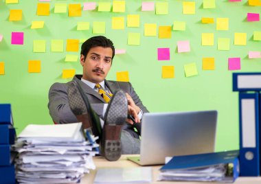 İş adamı önceliklerinde sorun yaşıyor.