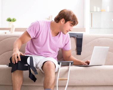 Spor kazasından sonra evde iyileşen yaralı bir adam var.