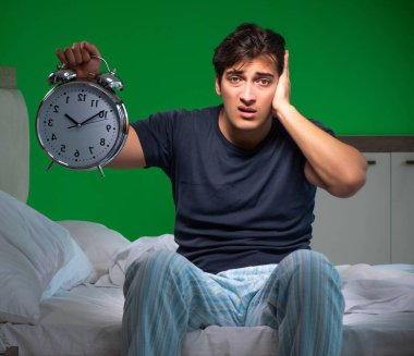 Genç yakışıklı adam evinde uykusuzluk çekiyor.