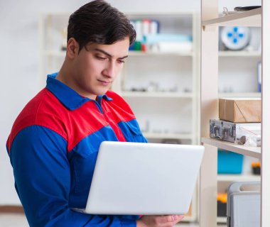 Posta deposunda çalışan adam.