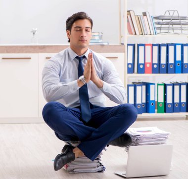 Ofiste çalışan son derece meşgul bir çalışan.