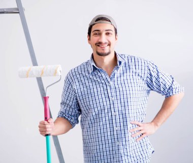 Genç ressam evde tadilat yapıyor.