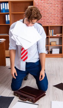 Ofiste oturan mutsuz iş adamı.