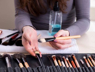 Makyaj sanatçısı fırçaları işe hazırlıyor