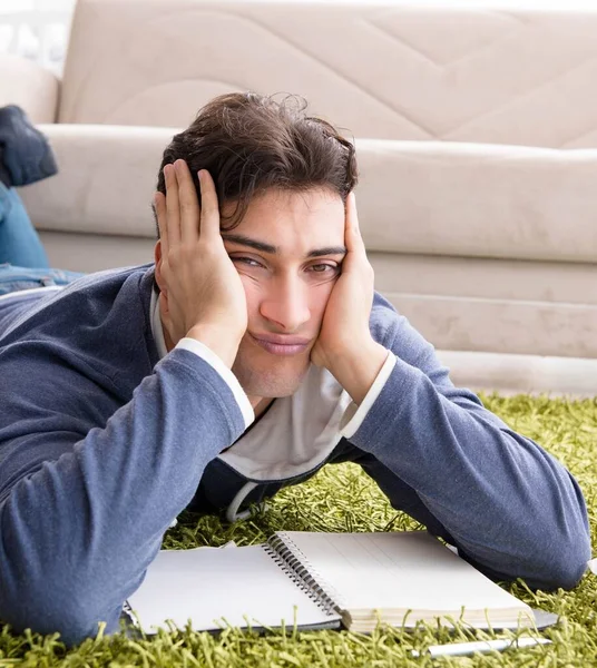 Estudiante guapo trabajando en el proyecto de inicio en casa — Foto de Stock