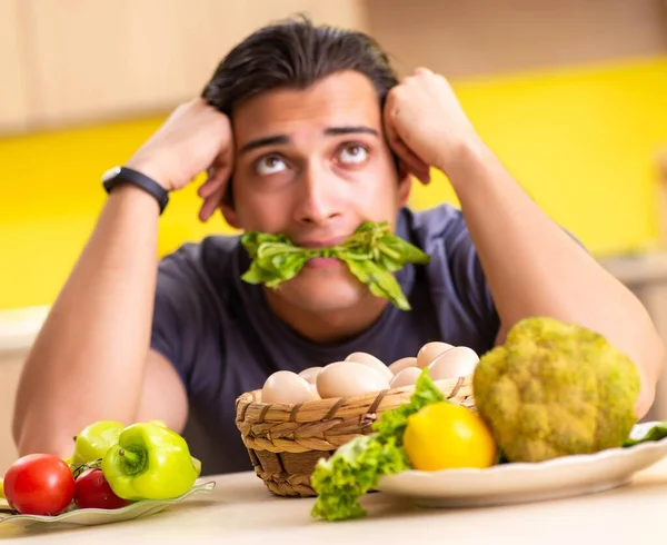 Jovem em dieta e conceito de alimentação saudável — Fotografia de Stock