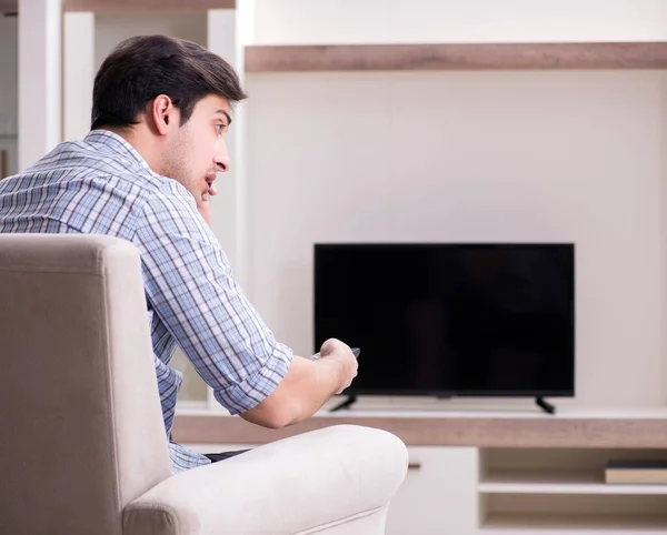 家でテレビを見ている若い男 — ストック写真