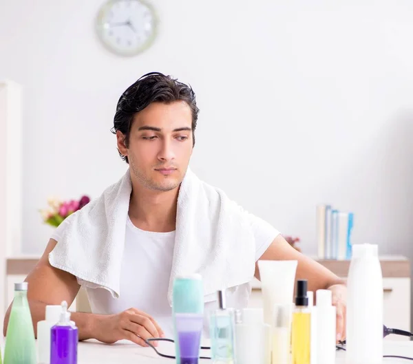 Joven hombre guapo en el baño en concepto de higiene — Foto de Stock