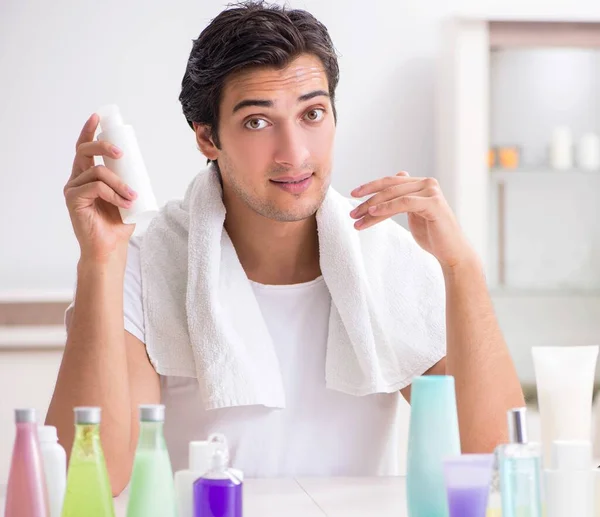 Joven hombre guapo en el baño en concepto de higiene —  Fotos de Stock