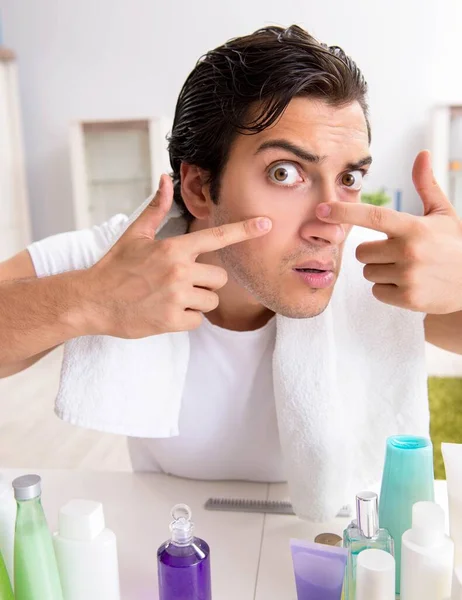 Jovem homem bonito no banheiro em conceito de higiene — Fotografia de Stock