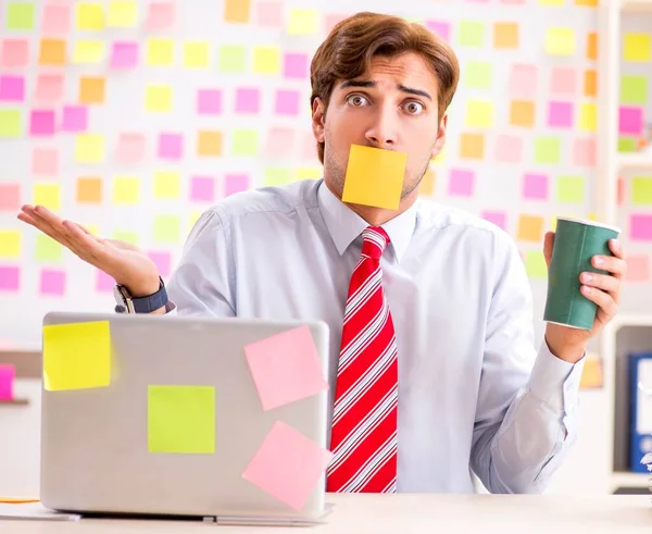 Jeune homme beau dans un concept de priorités conflictuelles — Photo