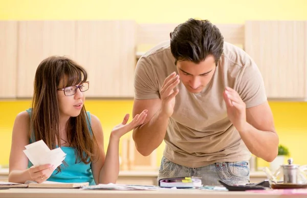 Jonge familie worstelt met persoonlijke financiën — Stockfoto